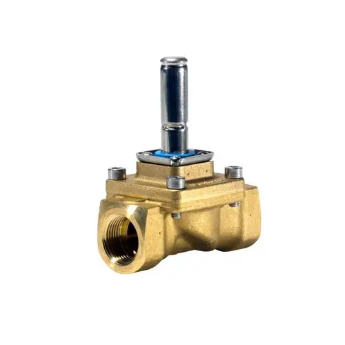 Magnetventil von Danfoss mit einem metallenen Gehäuse und einer Ansteuerung. Es besitzt ein gewindeartiges Anschlussstück und eine senkrechte Stellschraube.